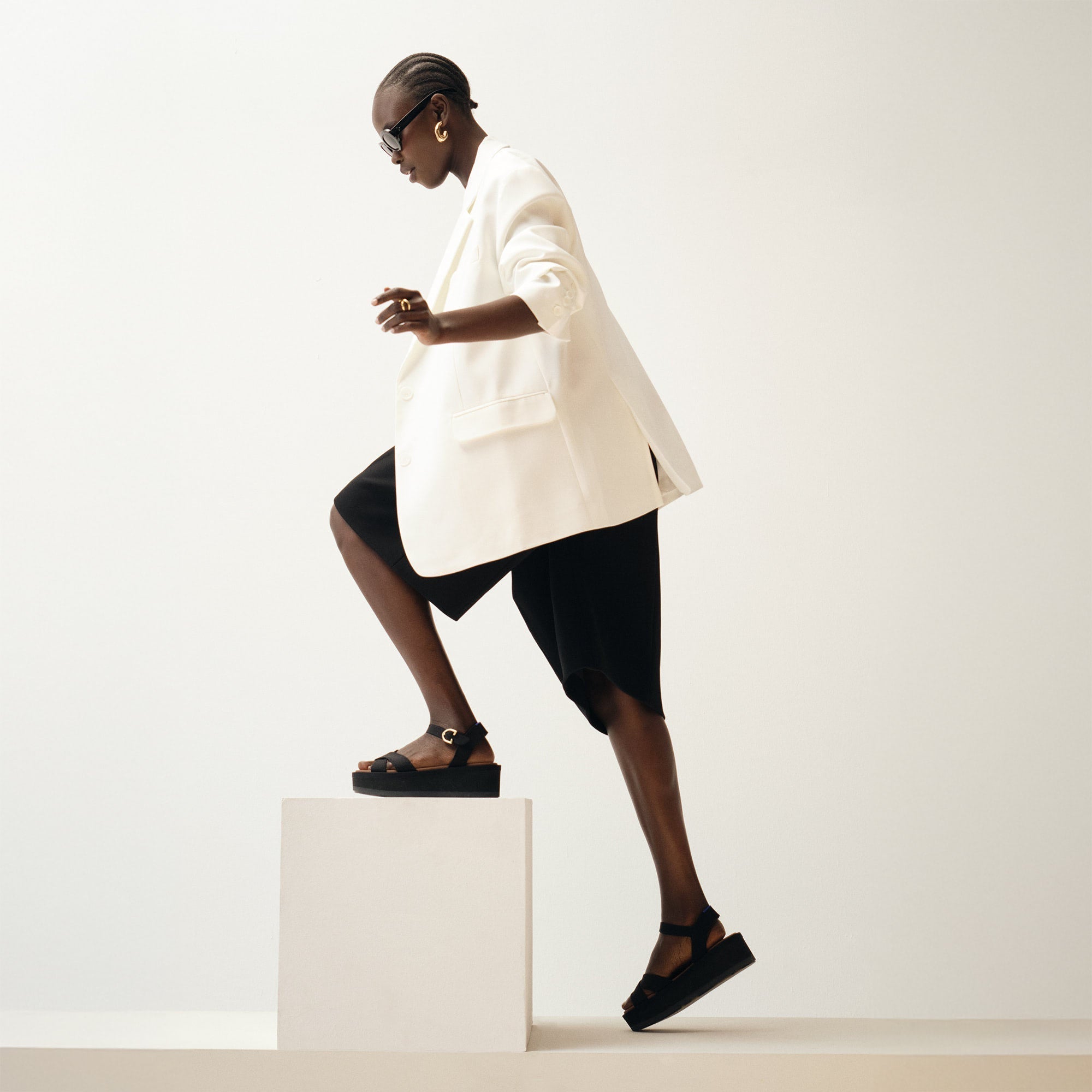 The Criss–Cross Lightweight Wedge Sandal - Black